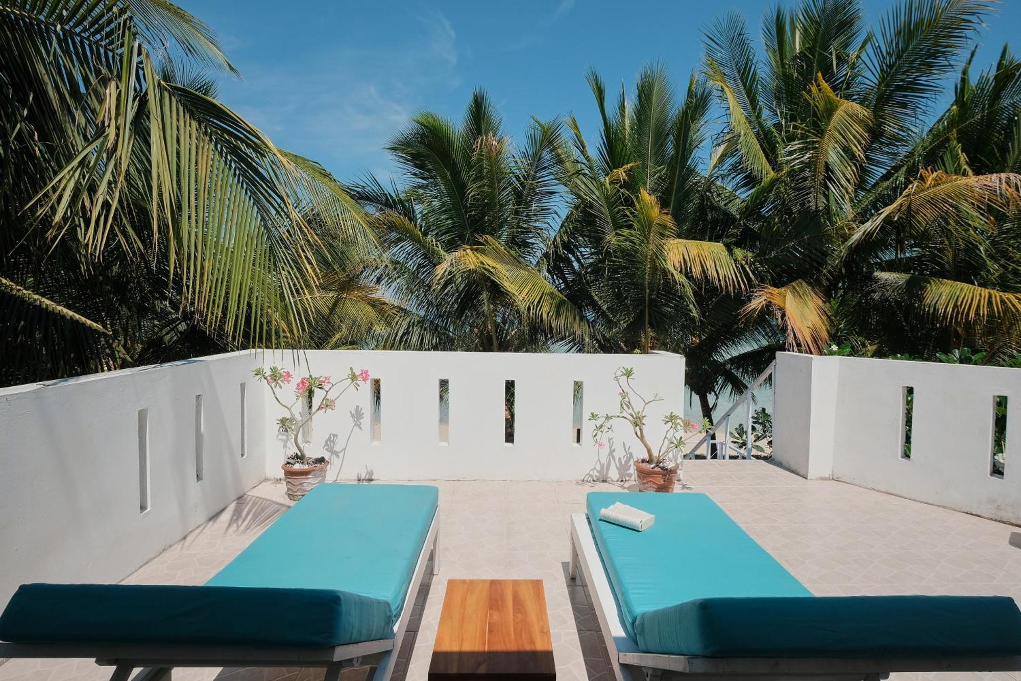 Myamo Beach Lodge Jereweh Exterior photo