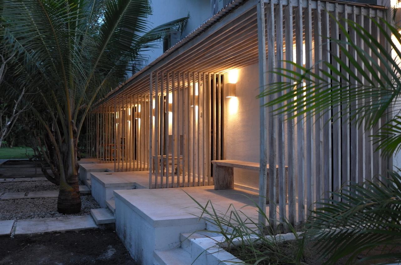 Myamo Beach Lodge Jereweh Exterior photo